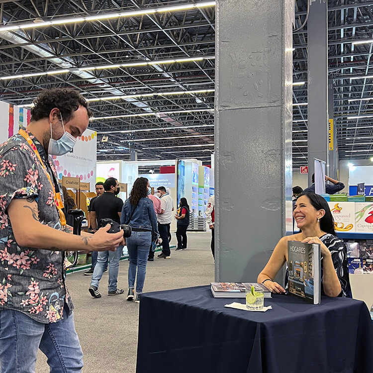 Firma del nuevo libro “HOGARES luminosos y alegres” en la Feria Internacional del Libro de Guadalajara